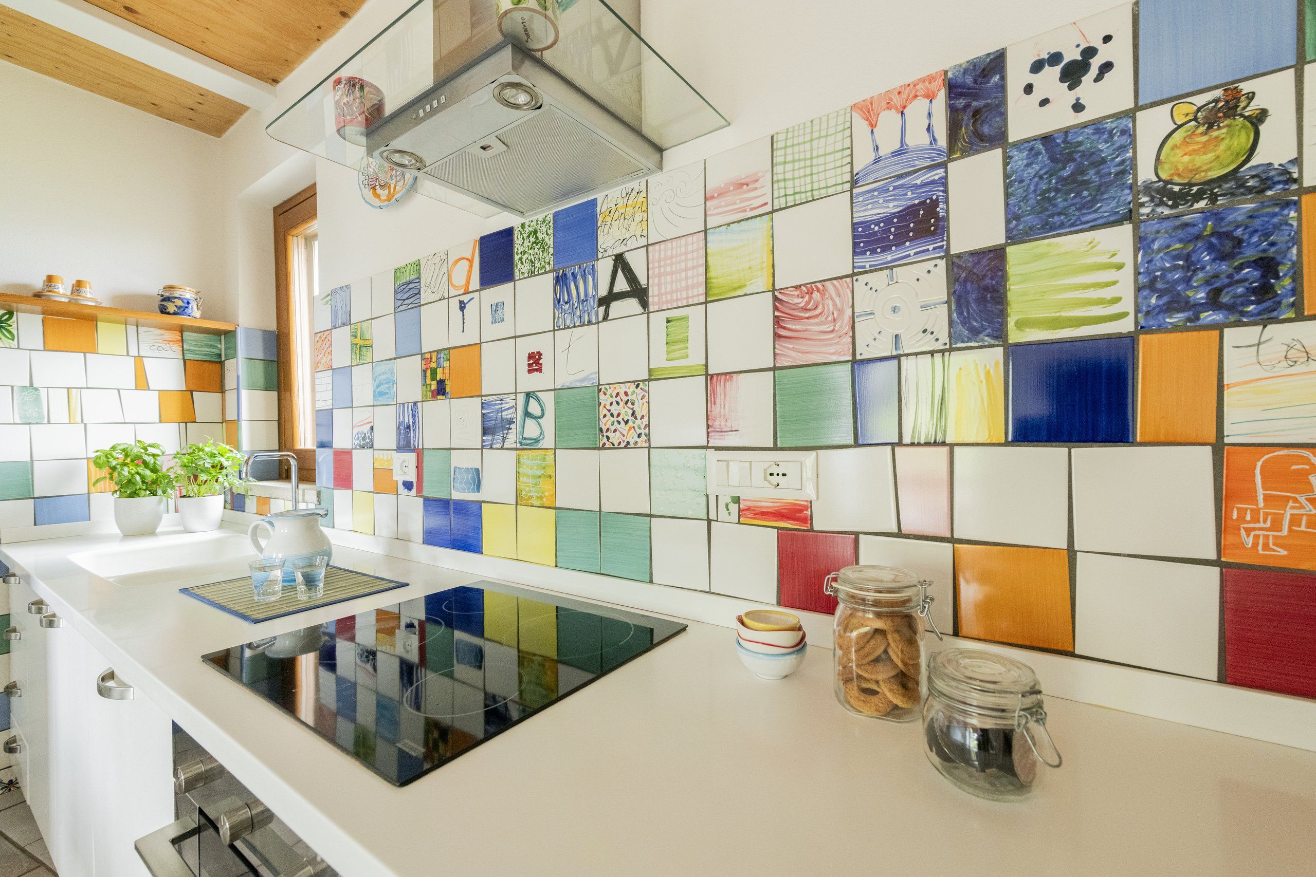 Cucina della villa con piastrelle colorate