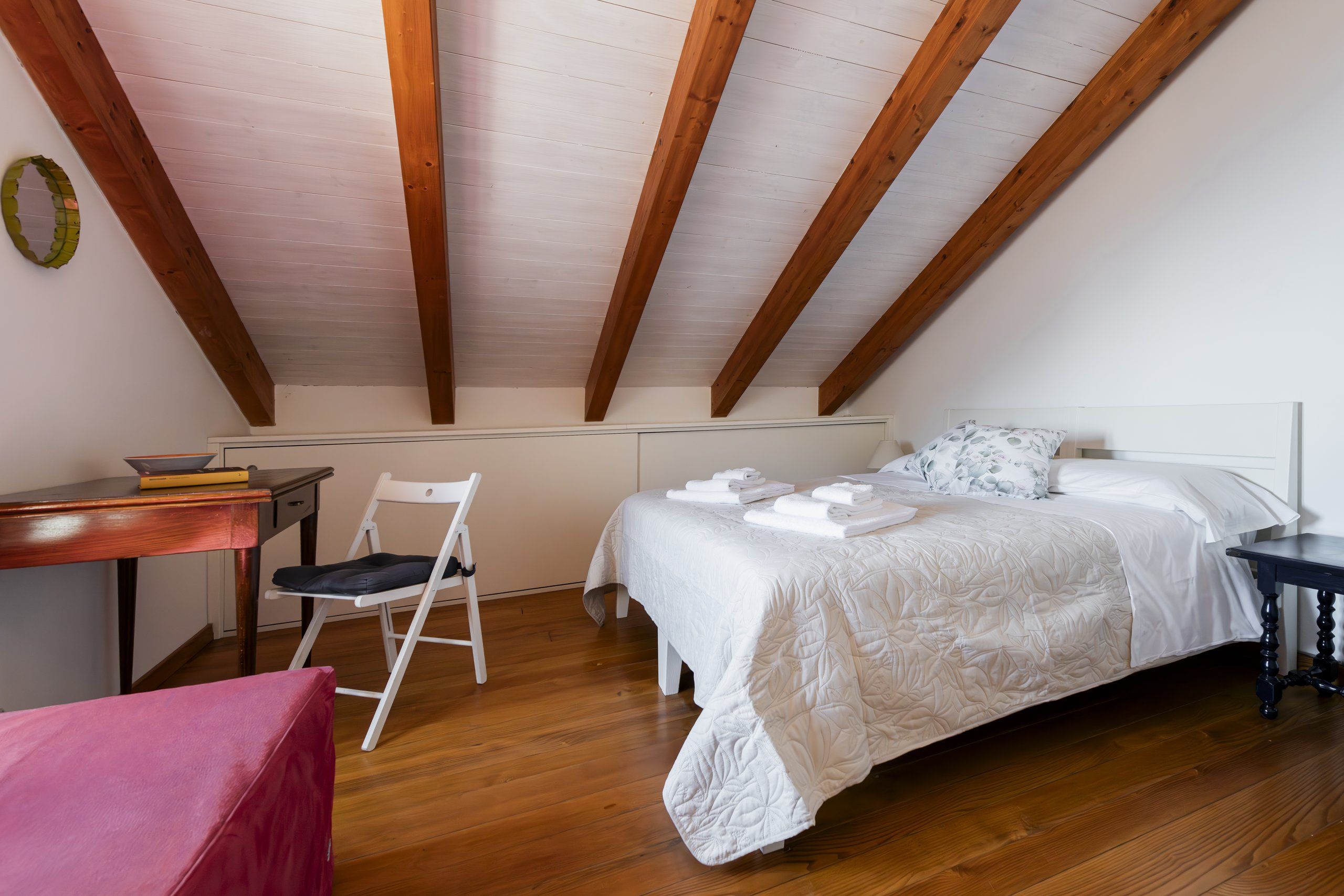 Camera da letto sotto il tetto in legno