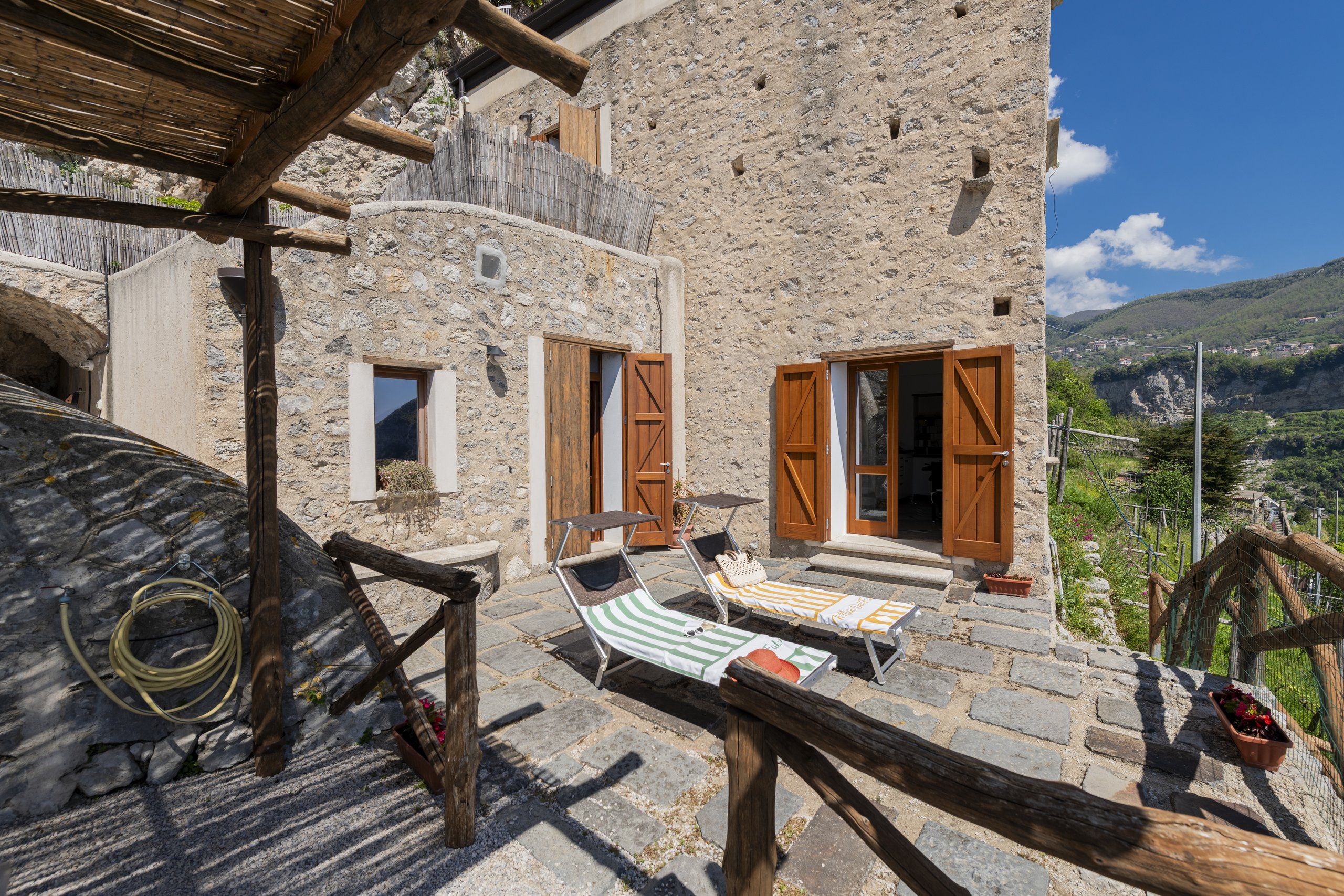 Foto: facciata in calce della villa tra le scogliere