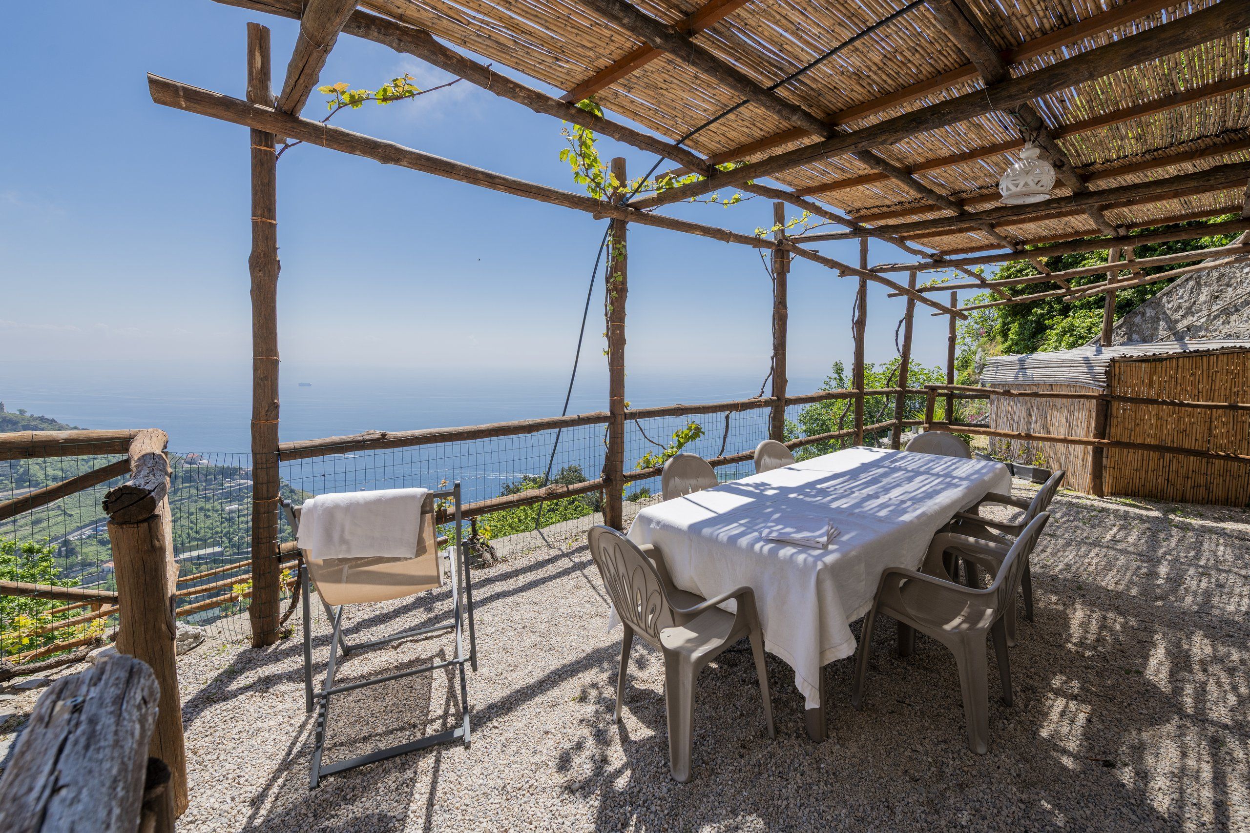 La terrazza col pergolato affacciata sulla costa