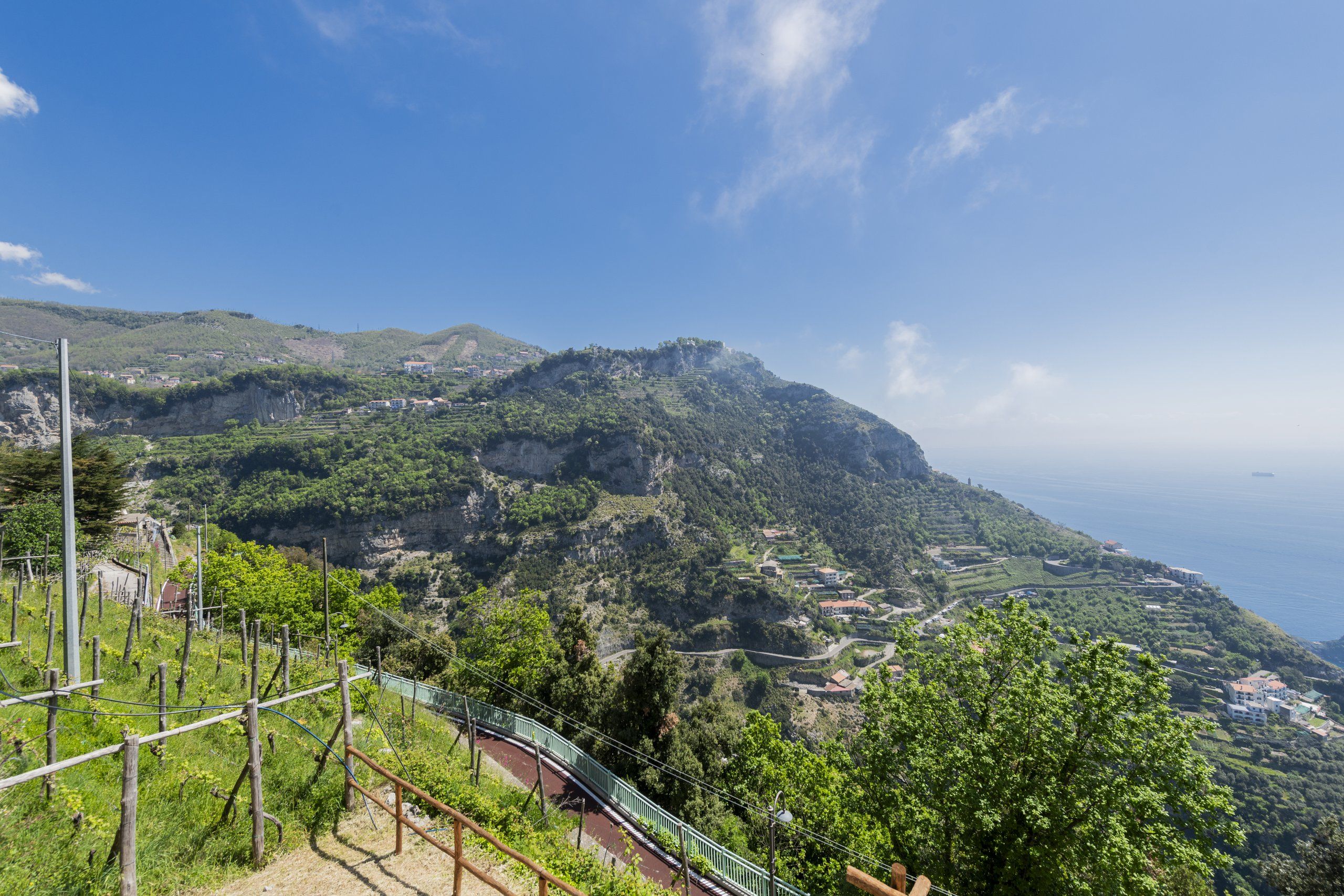 Le case di Furore aggrappate alla scogliera sul mare