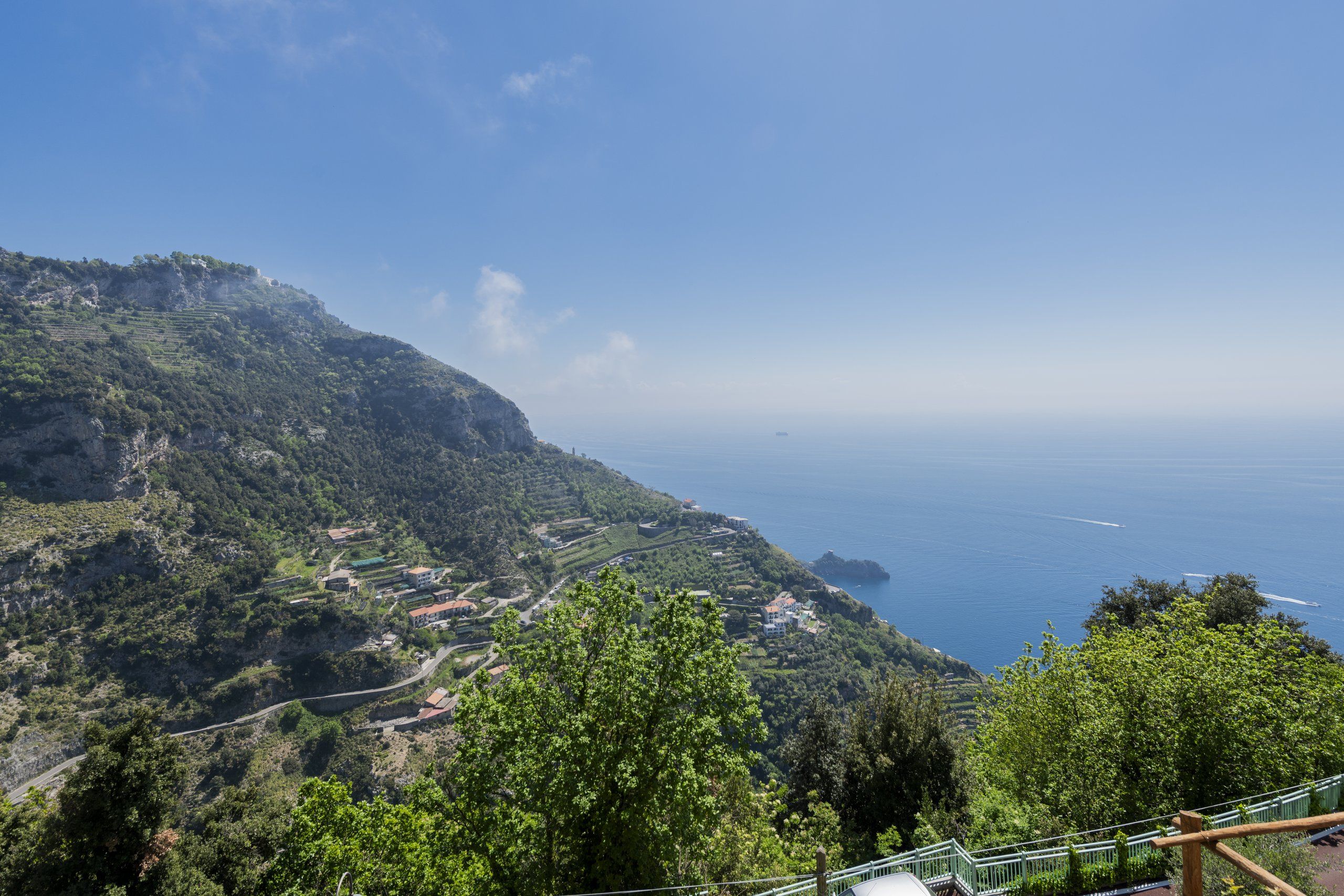 Le case di Furore a strapiombo sul mare della Costiera Amalfitana