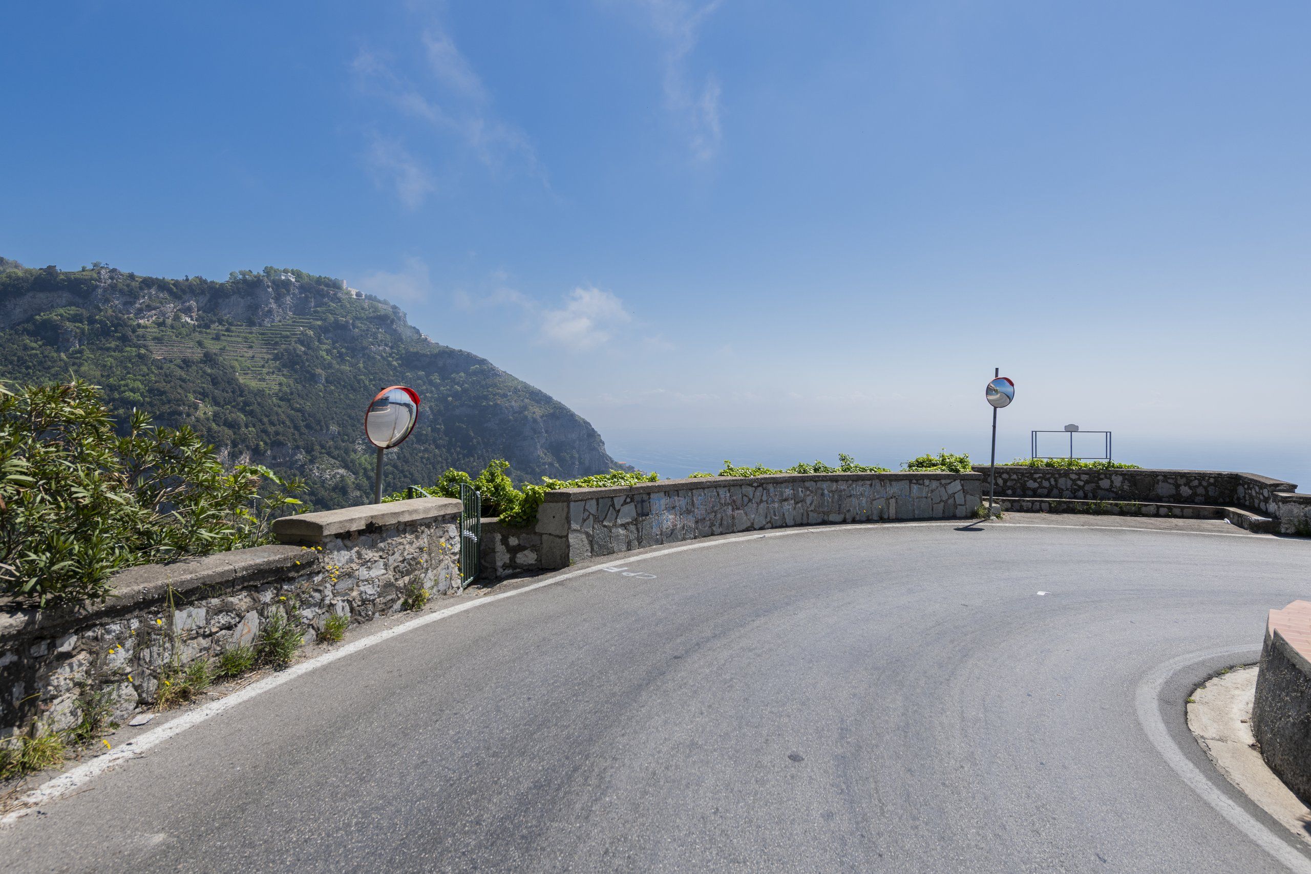 La costa vista dalla villa, punto di partenza per transfer e spostamenti