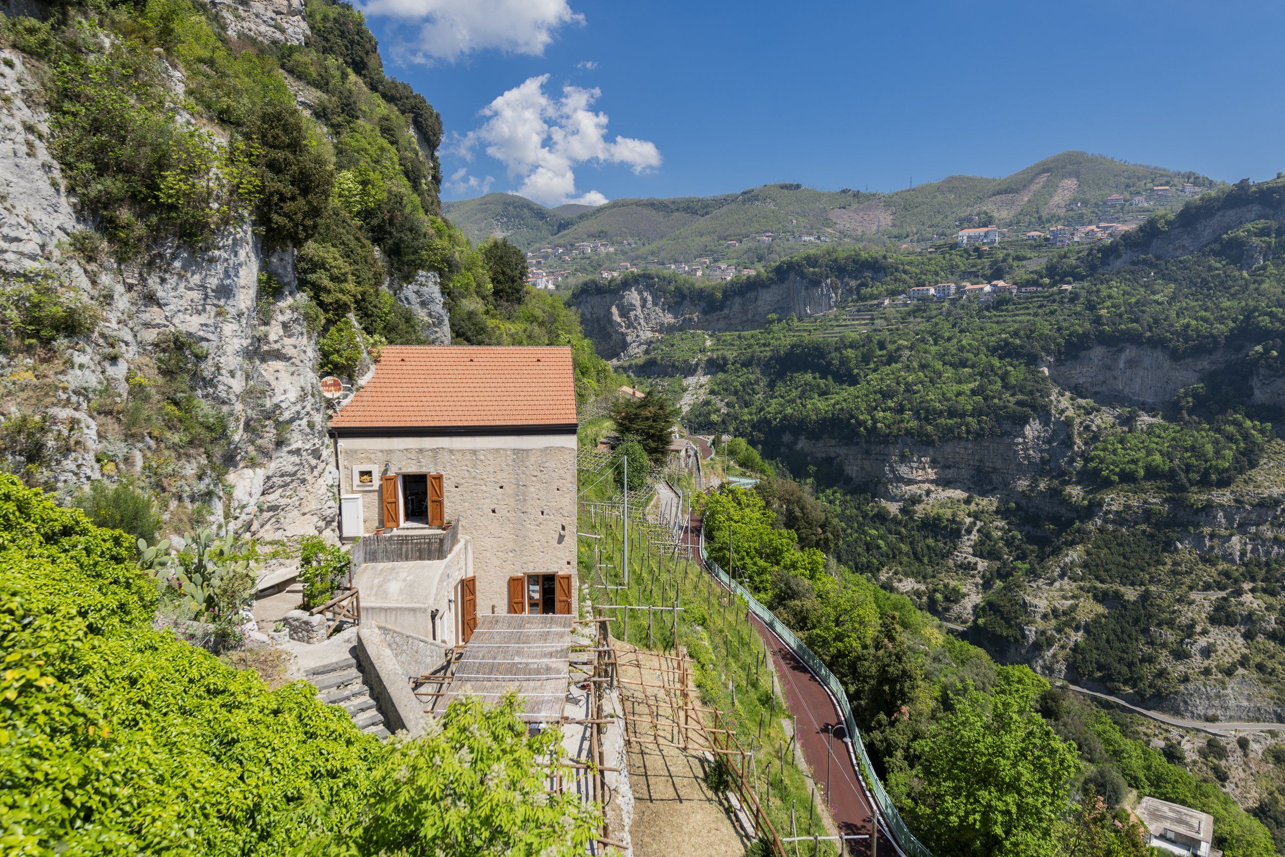 Il mare blu della Costiera visto dalla villa