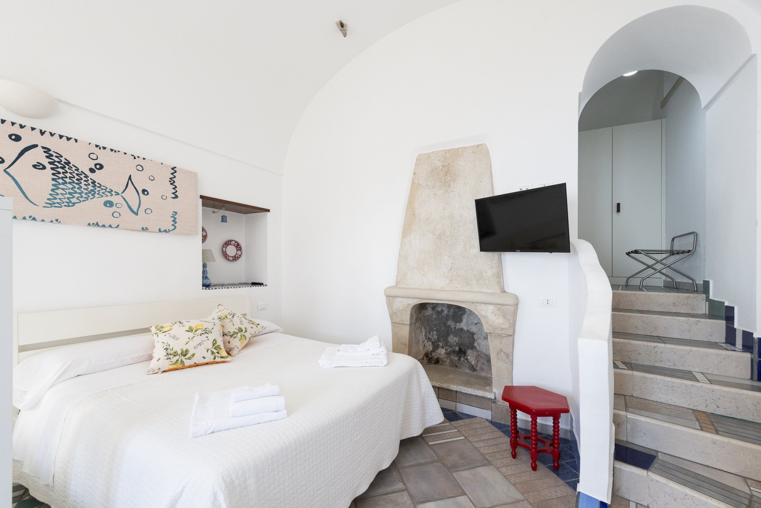 Suite con letto e scala in pietra