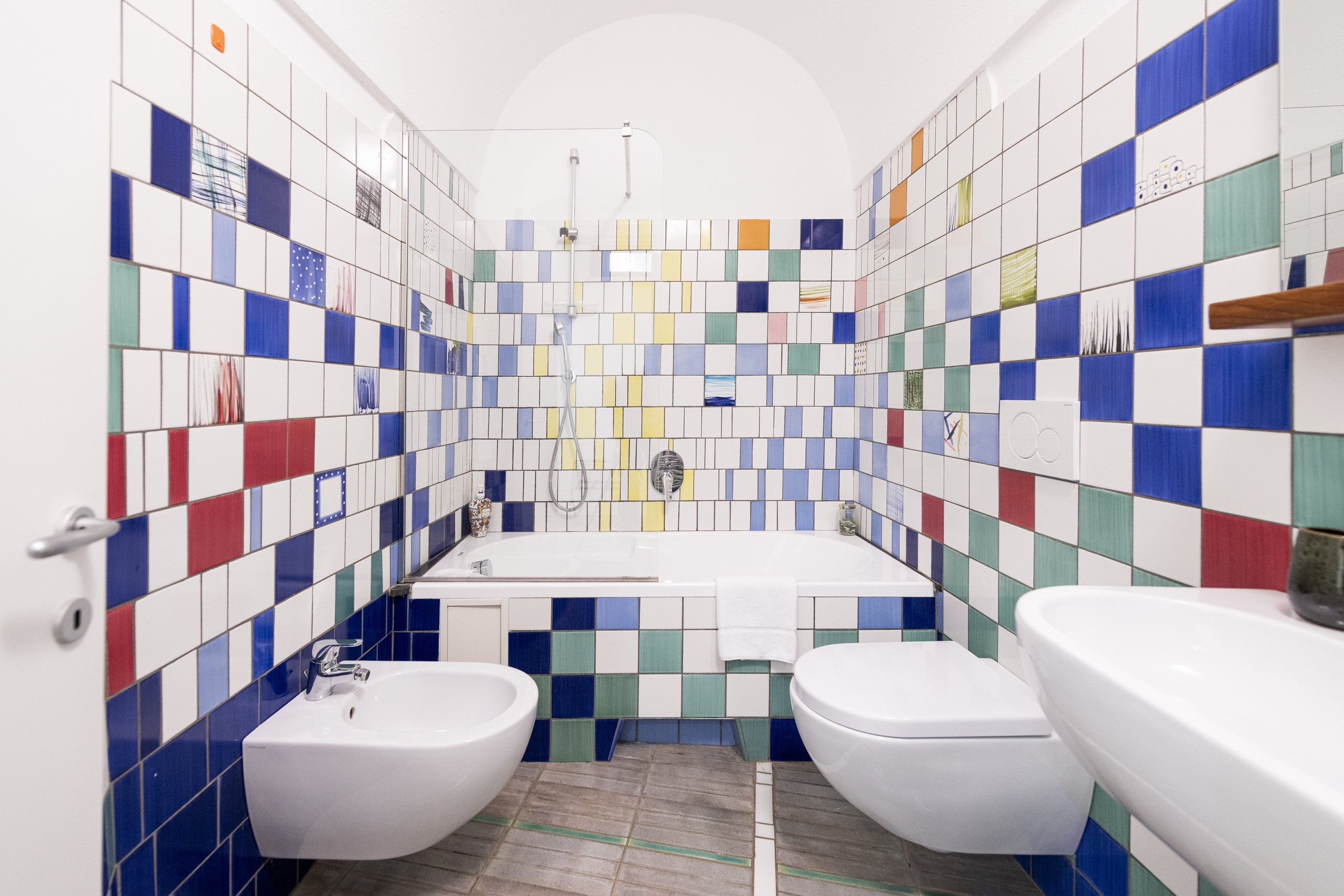 Bagno della suite in maiolica blu