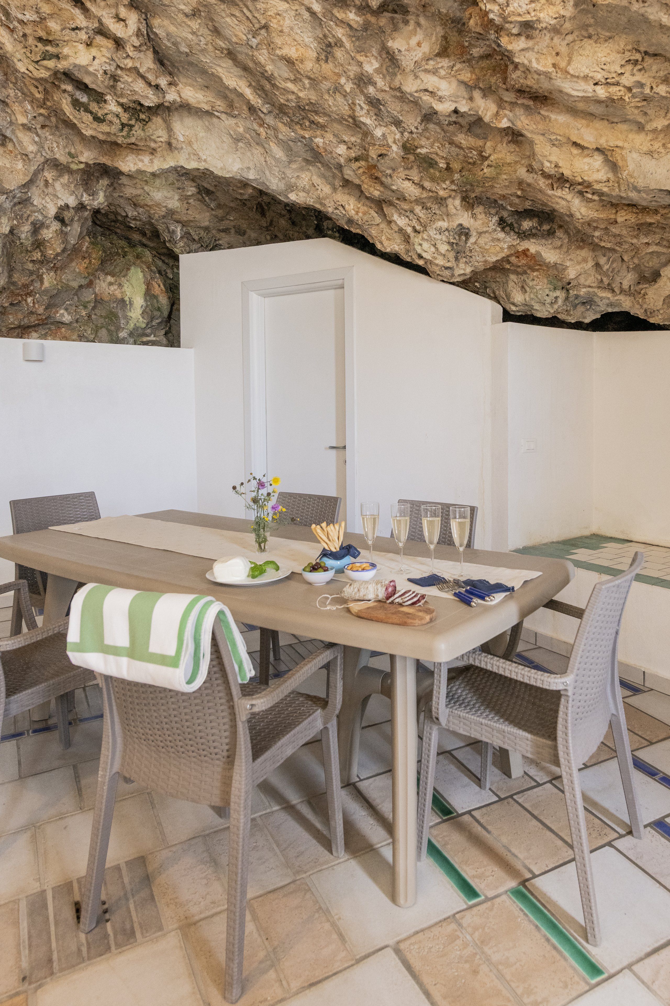 La grotta a lume di candela con la tavola