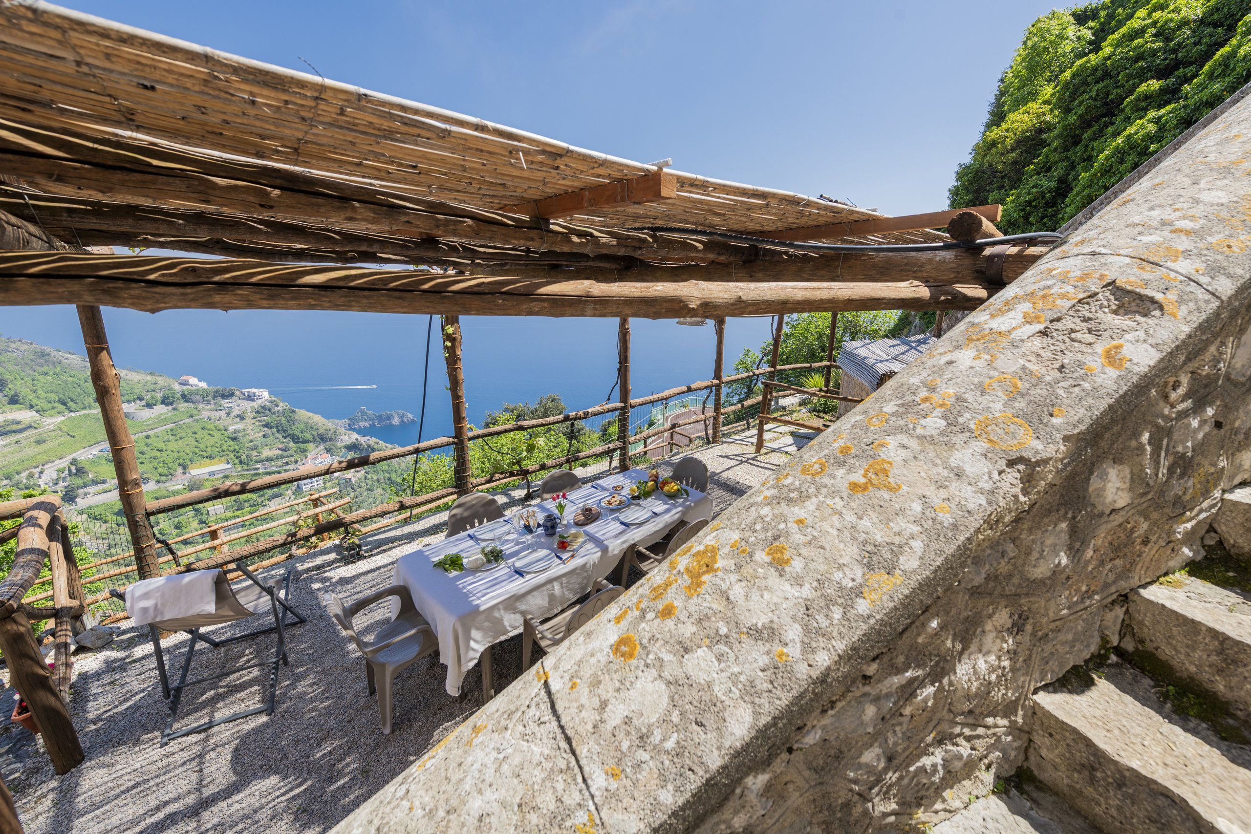 Il patio della villa apparecchiato al tramonto
