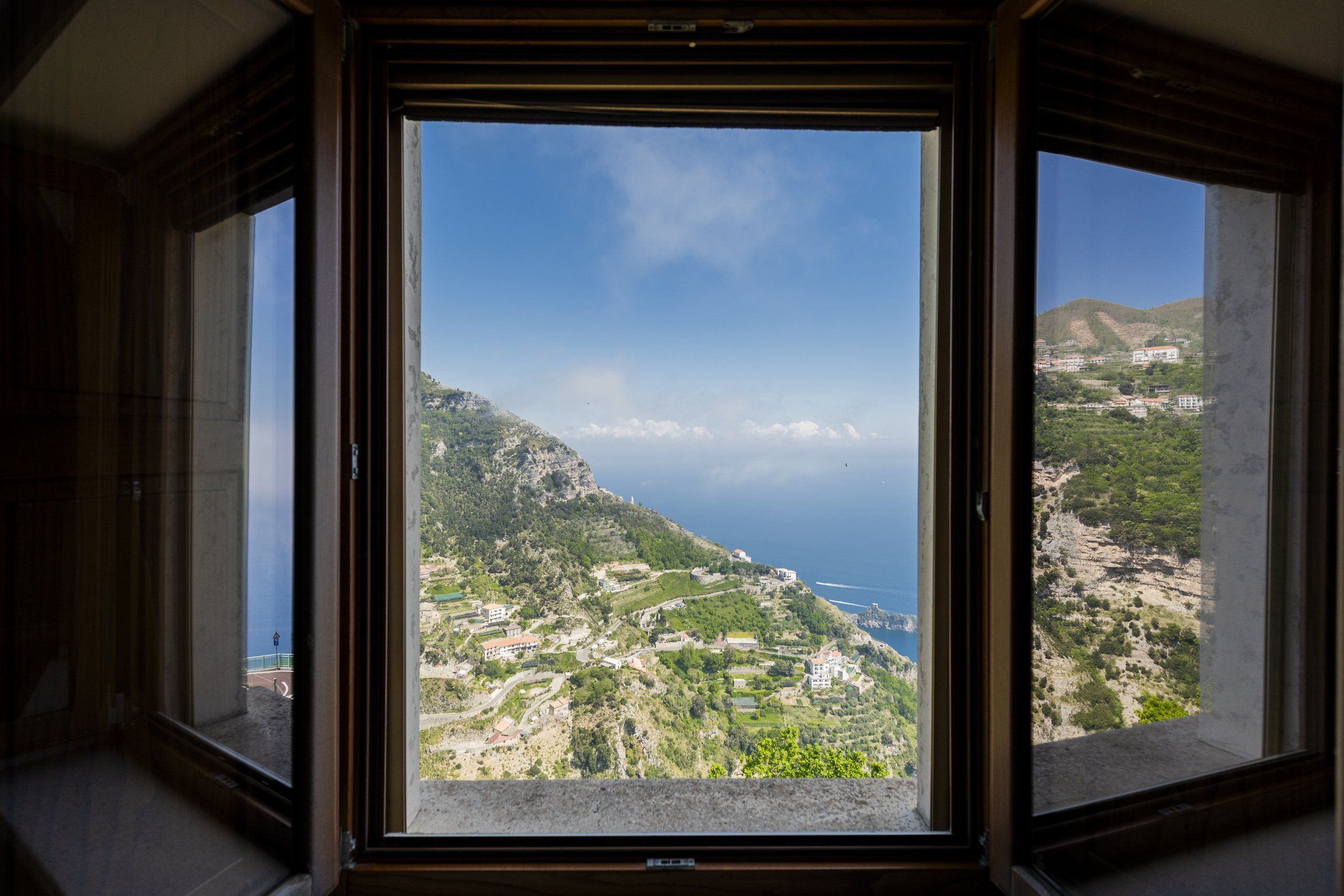 Finestra con vista mare dalla camera
